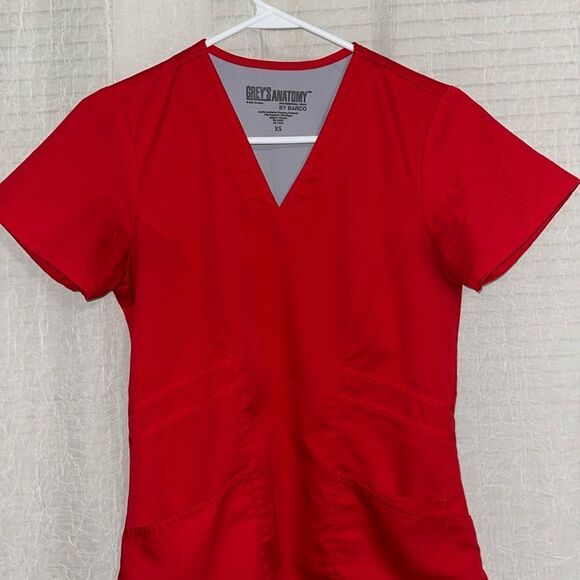 Grey’s Anatomy XS Red V-Neck Short Sleeve Fitted 3 Pocket Scrub Top - Picture 2 of 9